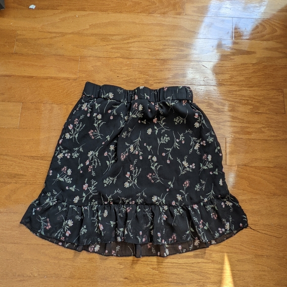 Flowery skirt in size small - Picture 2 of 2